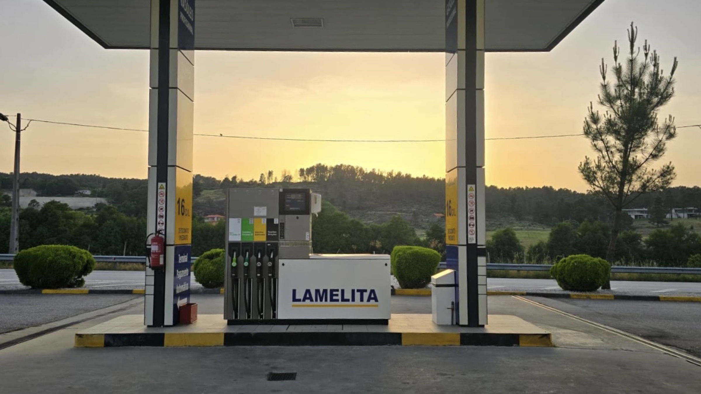 Bombas de combustível do posto LAMELITA ao pôr do sol
